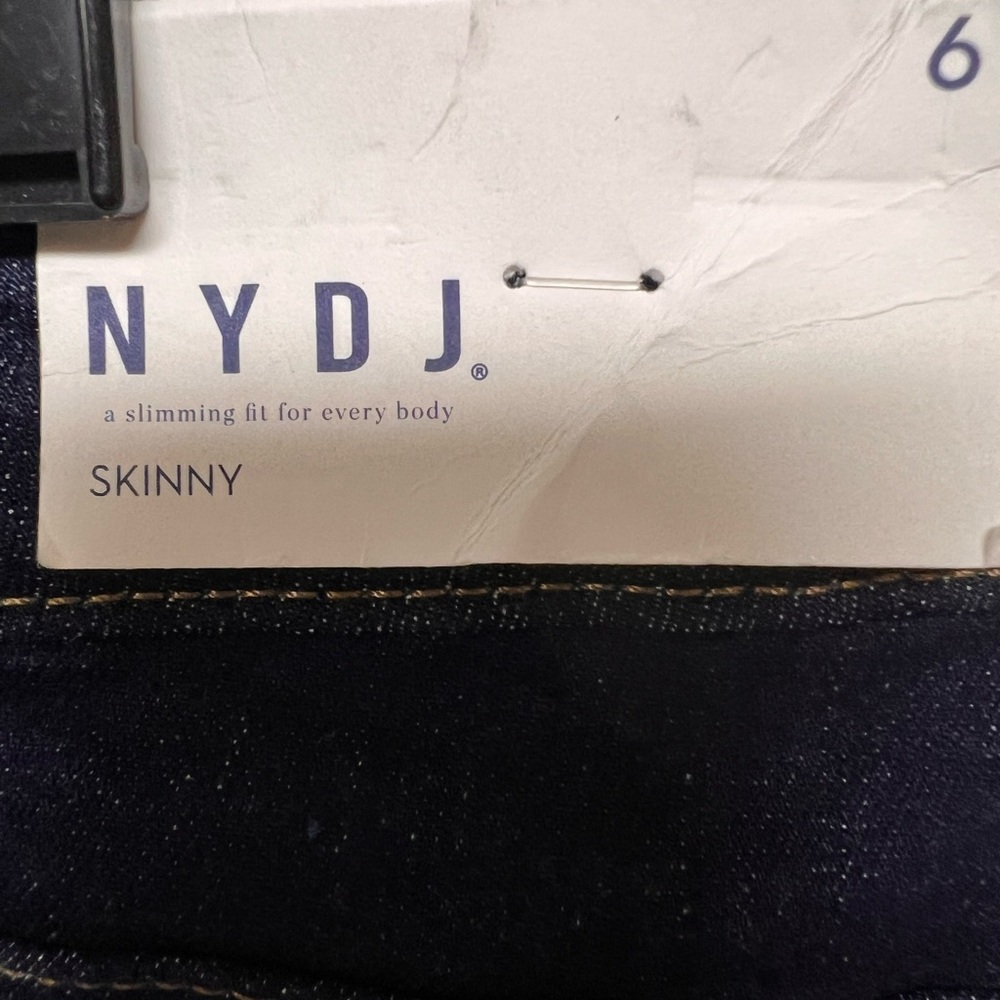 NYDJ SKINNY DARK WASH JEANS. Size 6
29” INSEAM. 32” WAIST. NWT - Picture 5 of 9